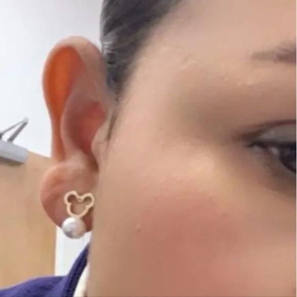 Mickey Mouse Elegant stud earrings design with exquisite hollow - Picture 7 of 8